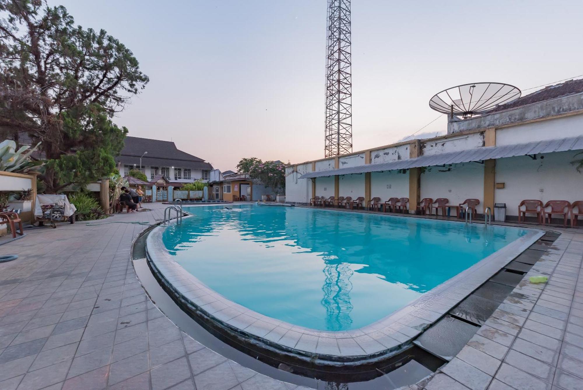 Urbanview Hotel Crown Tasikmalaya By Reddoorz Eksteriør bilde