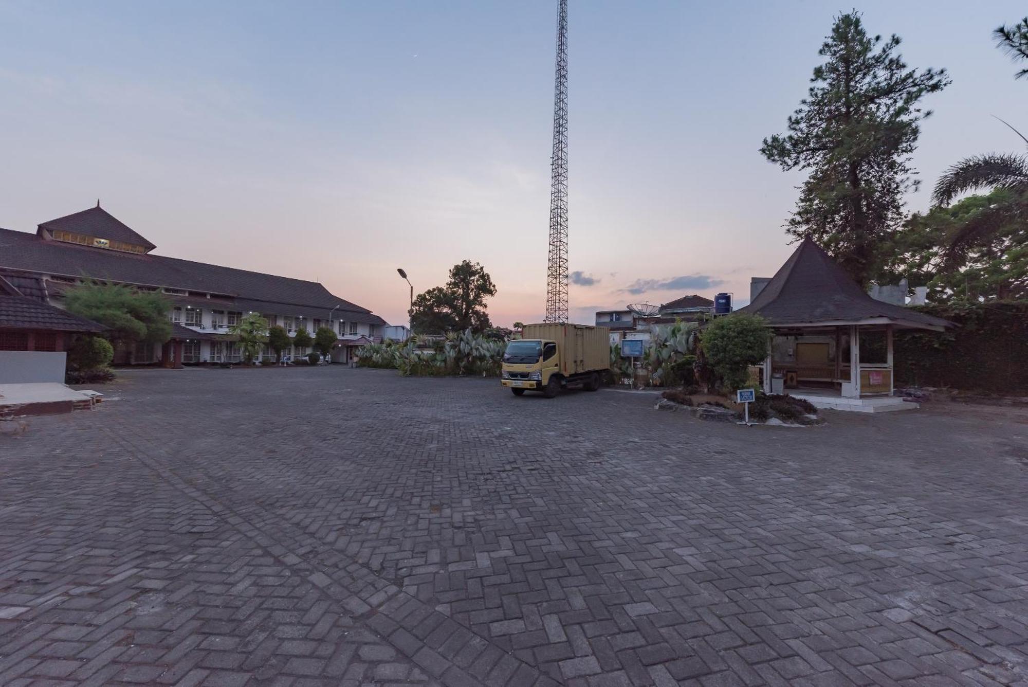 Urbanview Hotel Crown Tasikmalaya By Reddoorz Eksteriør bilde